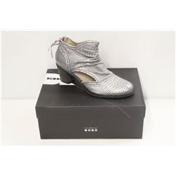 DKODE SZ 9 SLIVER BAHAL LOW HEEL ANKLE BOOT