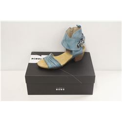 DKODE SZ 7.5 JEAN FIFI MID HEEL SANDALS