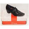 Image 1 : DORKING SZ 6.5 BLACK LOW HEEL COURT SHOES