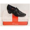 Image 1 : DORKING SZ 7.5 BLACK LOW HEEL COURT SHOES