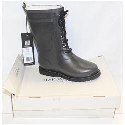 ILSA JACOBSEN SZ 6.5 GREY RUBBER BOOTS