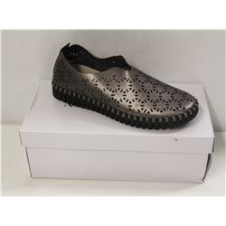 ILSA JACOBSEN SZ 9 COPPER TULIP LOAFERS