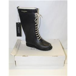 ILSA JACOBSEN SZ 9.5 BLACK RUBBER BOOTS
