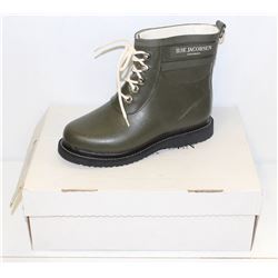 ILSA JACOBSEN SZ 9.5 ARMY GREEN RUBBER ANKLE BOOTS