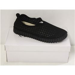 ILSA JACOBSEN SZ 6.5 BLACK TULIP LOAFERS