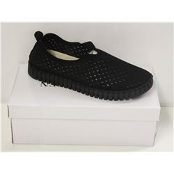 ILSA JACOBSEN SZ 8.5 BLACK TULIP LOAFERS