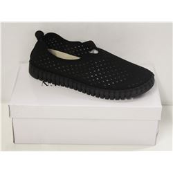 ILSA JACOBSEN SZ 9.5 BLACK TULIP LOAFERS