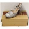 Image 1 : GOLD BUTTON SZ 9 DELICATE SILVER  MID HEEL COURT