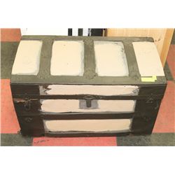 ANTIQUE TRUNK.