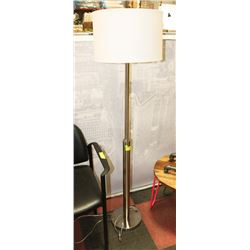 METAL BASE FLOOR LAMP.