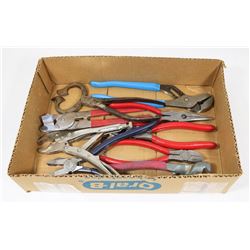 FLAT WITH 9 PIECES OF PLIERS,