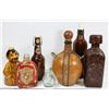 Image 1 : FLAT OF ASSORTED GLASS & LEATHER COVERED BOTTLES.