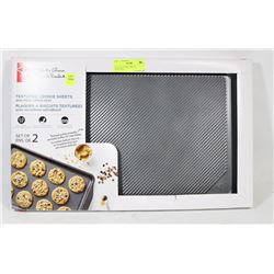 SET OF 2 COOKIE SHEETS, TEXTURED