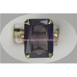 10 K YELLOW GOLD LADIES GEMSTONE RING SET WITH AN EMERALD CUT AMETHYST STONE 11 X 15 MM. 8.7 GRAMS.