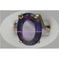 10 K YELLOW GOLD LADIES GEMSTONE RING SET WITH AN OVAL AMETHYST STONE 20 X 15 MM. 7.7 GRAMS.