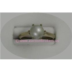 10 K YELLOW GOLD LADIES GEMSTONE RING SET WITH A 7 MM CULTURED PEARL. 2.7 GRAMS.