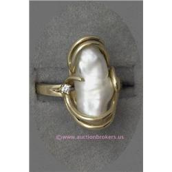 14 K YELLOW GOLD LADIES GEMSTONE RING SET WITH A OBLONG SHAPED FRESHWATER PEARL 7 X 10 MM AND ACCENT