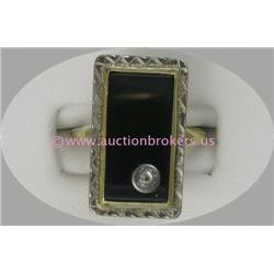 10 K YELLOW GOLD LADIES VINTAGE RING SET WITH A FLAT RECTANGULAR ONYX STONE BASE ON WHICH A ROUND CU
