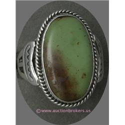 STERLING SILVER MEN'S RING SET WITH AN OVAL CUT TURQUOISE STONE. 8 GRAMS