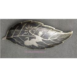 FIGURAL LEAF DECORATED WITH STERLING DECORATION INCLUDING A FULLY COSTUMED THAI DANCER. 9.5 GRAMS.