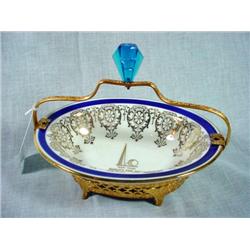 1939 NEW YORK WORLDS FAIR COMMEMORATIVE PORCELAIN DISH WITH GOLD DECORATION SEATED IN A GOLDPLATED B