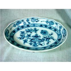 MEISSEN ONION PATTERN 9" OVAL VEGETABLE SERVER WITH NEWER MARK.
