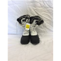 SNOW BOOTS SIZE 8