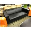 Image 2 : BLACK LEATHER LOVE SEAT