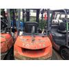 Image 2 : ORANGE TOYOTA PROPANE FORKLIFT MODEL 7FGU25, 5,000LBS, 3 STAGE MAST, SIDE SHIFT, WITH 46" FORKS