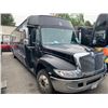 Image 2 : 2008 INTERNATIONAL KRYSTAL MODEL 3200C BODYSTYLE NON-SCHEDULED BLACK TOUR BUS W/AUTOMATIC, DIESEL