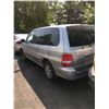 Image 2 : 2004 KIA SEDONA, GREY, 4DRSW, GAS, AUTOMATIC, VIN#KNDUP131746580096, TMU *NO KEYS, MUST TOW, NOT