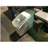 Image 1 : RUBBERMAID MOBILE FLOUR BIN