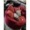 Image 2 : RED CUDDLE CHAIR WITH 5 ACCENT PILLOWS