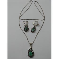 .925 STERLING SILVER NECKLACE AND PAIR OF EARRINGS SET WITH EMERALD