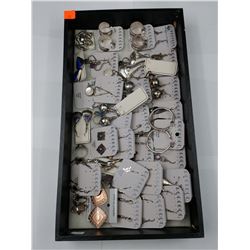 ENTIRE TRAY OF JEWELLERY INCLUDING .925 STERLING SILVER EARRINGS, BROOCHES, RINGS AND MORE