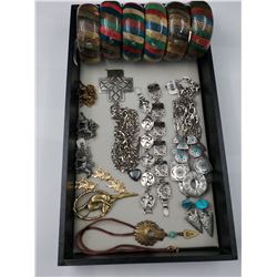 ENTIRE TRAY OF JEWELLERY INCLUDING BANGLES, NECKLACES, PENDANTS, BROOCH AND MORE