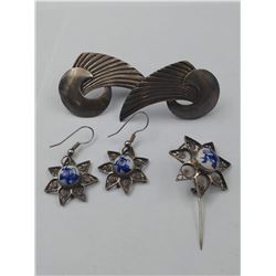 2 PAIRS OF SILVER EARRINGS AND SILVER BROOCH