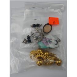 BAG OF JEWELRY INCLUDING CAMEO PENDANT AND MORE