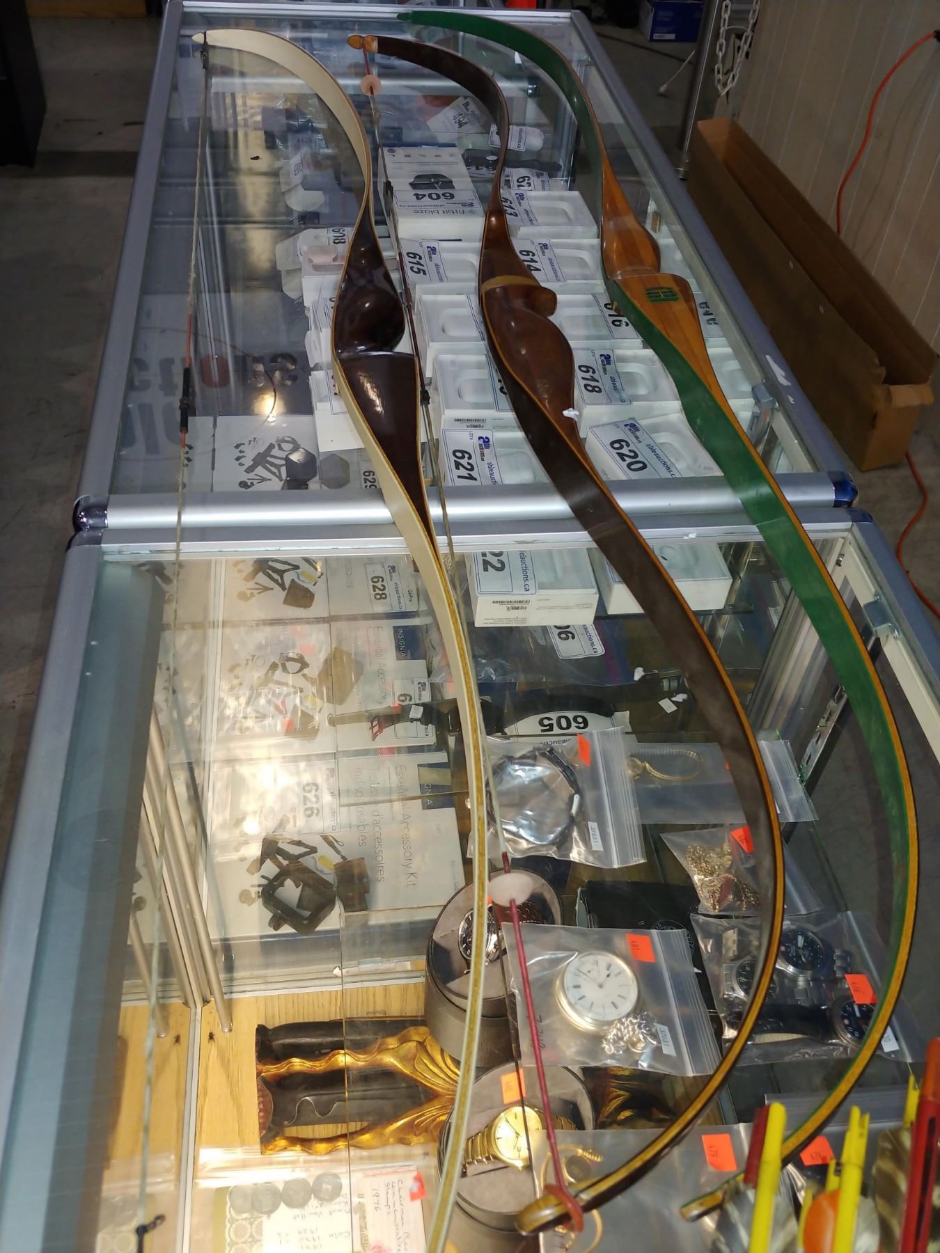 3 BOWS, LOT OF ASSORTED ARROWS AND SET OF FRED BEAR RAZORHEADS - Able ...