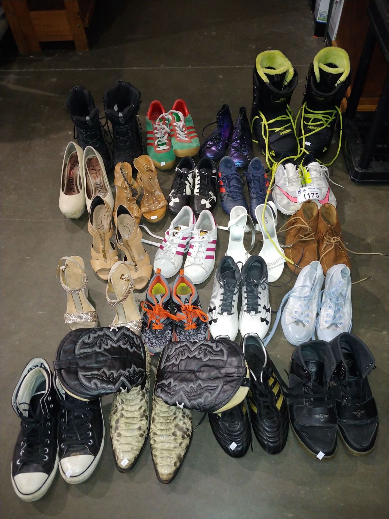 LARGE LOT OF ASSORTED FOOTWEAR