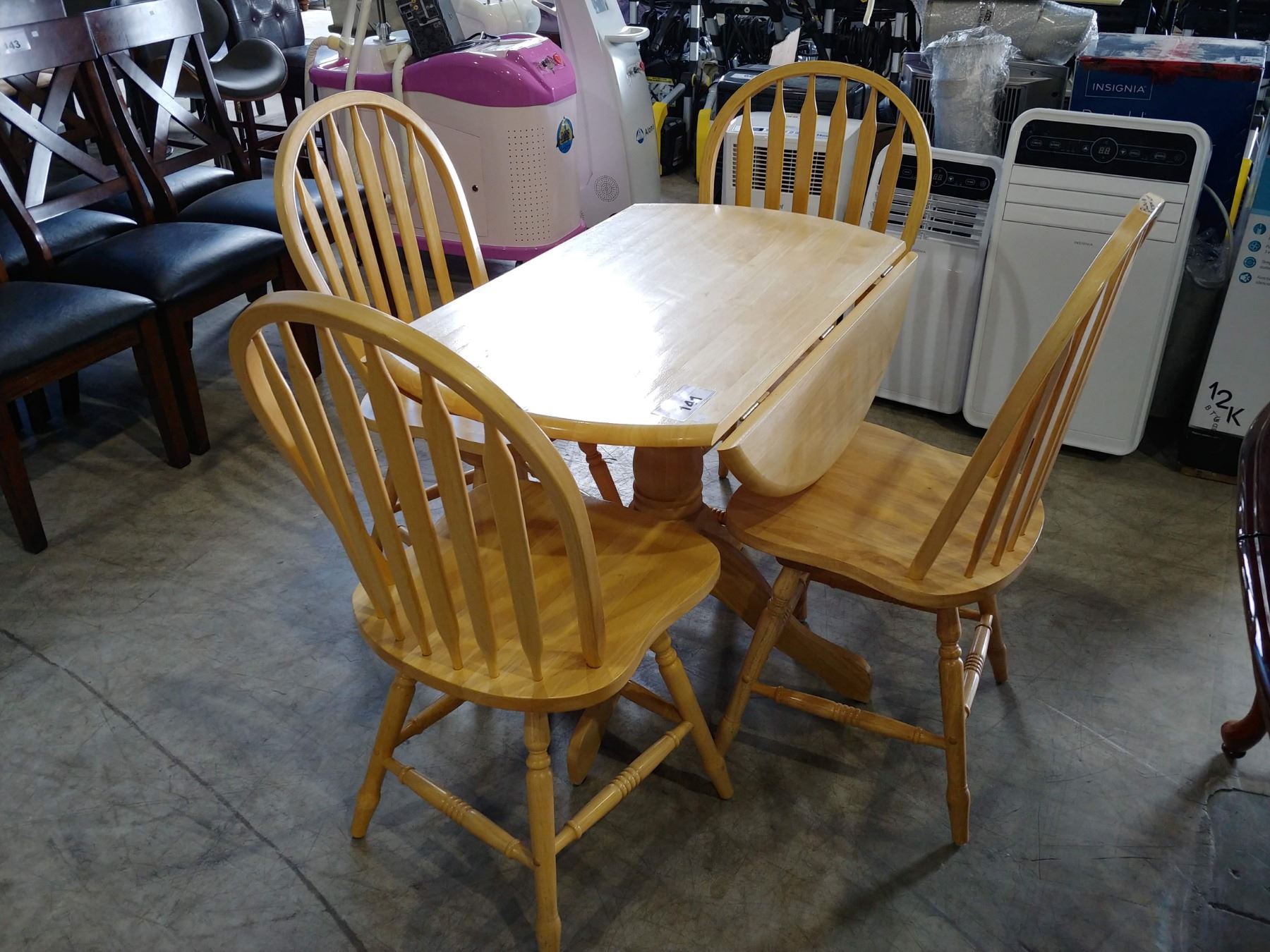 LIGHT WOOD DROP-LEAF DINING TABLE WITH 4 CHAIRS
