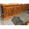 Image 2 : OAK DINING TABLE WITH 1 LEAF 6 CHAIRS AND MATCHING SIDEBOARD (TABLE TOP LOOSE NEEDS TO BE BOLTED