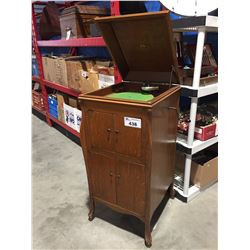 VICTOR VICTROLA OAK CASED GRAMOPHONE