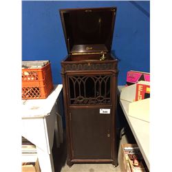 EDISON MAHOGANY CASED GRAMOPHONE - (MISSING WINDING HANDLE)