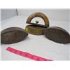 Image 2 : LOT OF 3 SAD IRONS & WOODEN HANDLE
