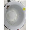 Image 10 : LOT OF 6 ENAMELWARE PIECES (POT, LID, CUP, CHAMBER POT)