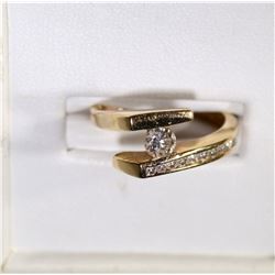 10k GOLD RING w/DIAMOND CENTER STONE