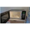 Image 2 : Microwave Oven, 21" x 15" D x 12" H)