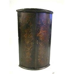 A GEORGE III CHINOISERIE-DECORATED HANGING CORNER CUPBOARD