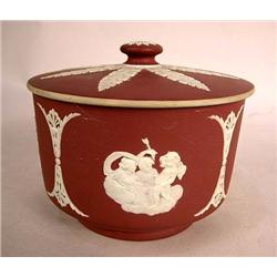 A WEDGWOOD, ENGLAND MAROON JASPERWARE COVERED BOWL